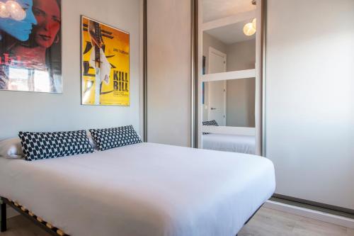 マドリードにあるPlaza de Castilla IIのベッドルーム(白いベッド1台、鏡付)