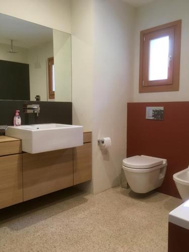 une salle de bain avec un lavabo, des toilettes et un miroir dans l'établissement Villa Magali, à Sanary-sur-Mer