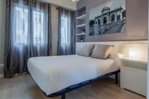 マドリードにあるPlaza de Castilla IIのベッドルーム1室(大型ベッド1台付)