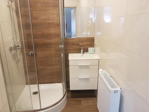 a bathroom with a shower and a sink at Zajazd Aleksandria in Aleksandrów Łódzki