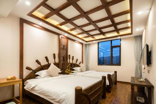 Tempat tidur dalam kamar di Lijiang Gemmer Hotel