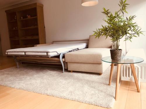 - un salon avec un canapé et une table dans l'établissement Residence La Zoute, à Knokke-Heist