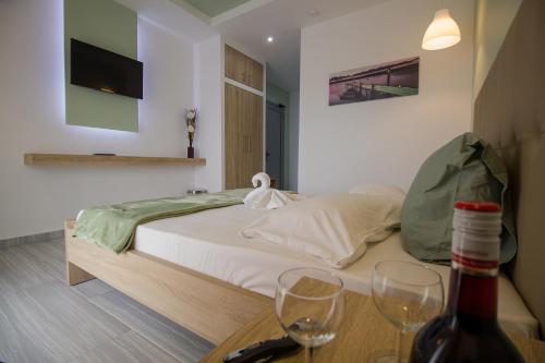 Кровать или кровати в номере Maroula Studios
