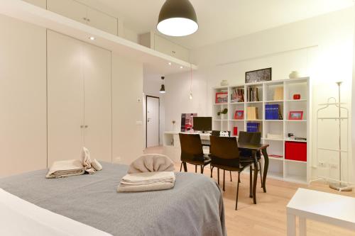 um quarto com uma cama, uma mesa e cadeiras em iFlat Via Veneto Design Studio em Roma