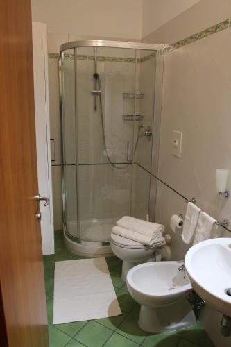 ein Bad mit einer Dusche, einem WC und einem Waschbecken in der Unterkunft dany holidays apartment in Florenz