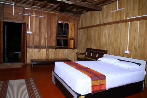 Postel nebo postele na pokoji v ubytování Malayoram Heritage Villa Munnar