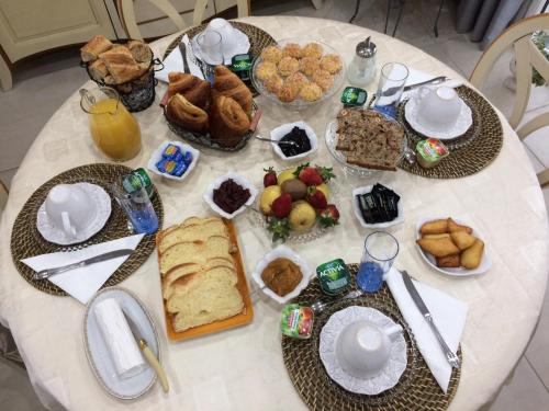 Morgenmad for gæster der bor på Chambres d'hôtes La Rose Des Sables