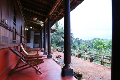Balkón nebo terasa v ubytování Malayoram Heritage Villa Munnar
