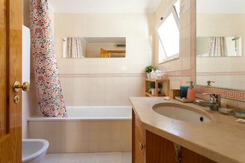 Ванная комната в My Fair Lisbon - Santos Duplex Apartment