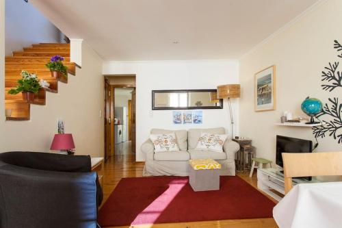 リスボンにあるMy Fair Lisbon - Santos Duplex Apartmentのリビングルーム(白いソファ、赤い敷物付)