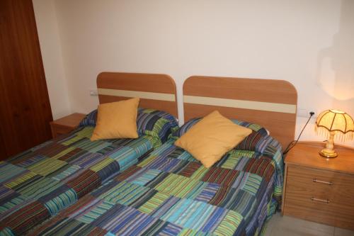 ロザスにある067 Mileniumのベッド1台(枕2つ、ナイトスタンドのランプ付)