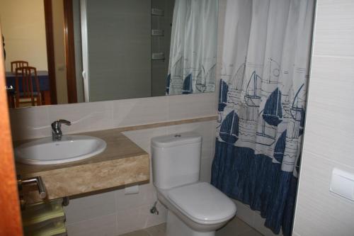 ロザスにある067 Mileniumのバスルーム(トイレ、洗面台、シャワーカーテン付)