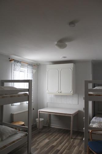 a room with a table and two bunk beds at Trosa Vandrarhem in Trosa