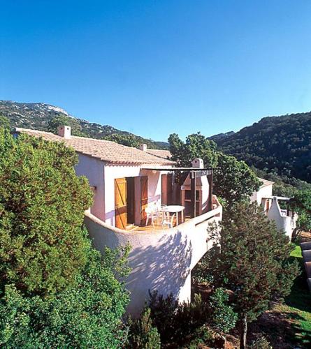 una casa en la cima de una colina con árboles en U Cantu di i Cardellini, en Porto Vecchio
