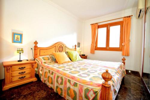 アルクーディアにあるApartamento Cerca De La Playaのベッドルーム1室(ベッド1台、ドレッサー、窓付)