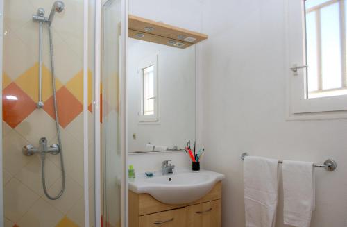 un baño con lavabo y ducha en Goélia Le Village Club Marin, en Port-la-Nouvelle