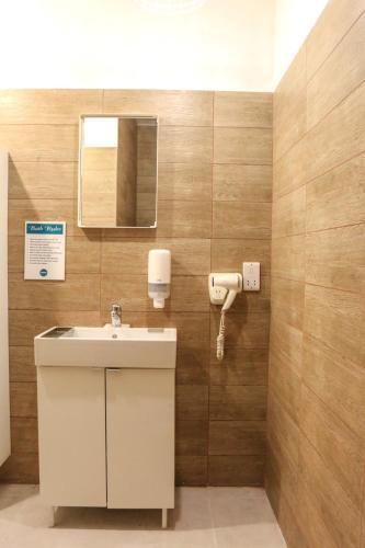 Un baño de Follow the Sun Boutique Hostel - Pool, Breakfast & Sea Views