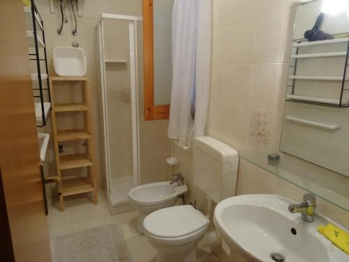a small bathroom with a toilet and a sink at Claudia - case vacanze a Canneto spiaggia in Canneto