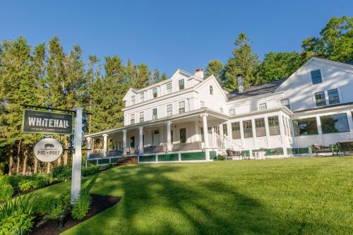 カムデンにあるWhitehallの目の前に看板のある大きな白い家