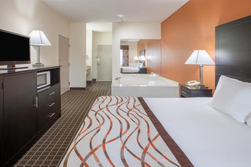 Ein Bett oder Betten in einem Zimmer der Unterkunft Baymont by Wyndham South Haven