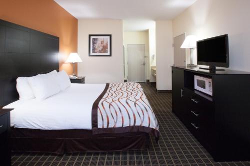 Ein Bett oder Betten in einem Zimmer der Unterkunft Baymont by Wyndham South Haven