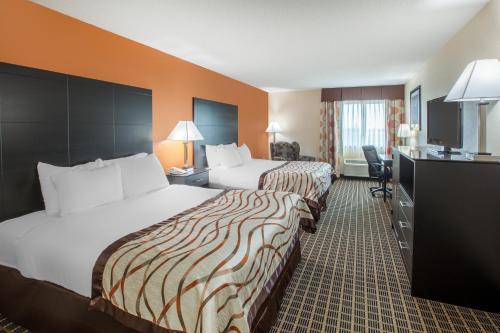 Ein Bett oder Betten in einem Zimmer der Unterkunft Baymont by Wyndham South Haven
