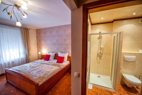 a bedroom with a bed and a shower at Hotel Imperium in Piekary Śląskie