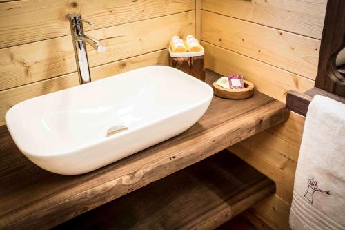 uma casa de banho com um lavatório branco num balcão de madeira em Il Nido del Casalot em Frassino