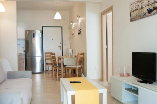 Μια τηλεόραση ή/και κέντρο ψυχαγωγίας στο Cozy Bright Apartment