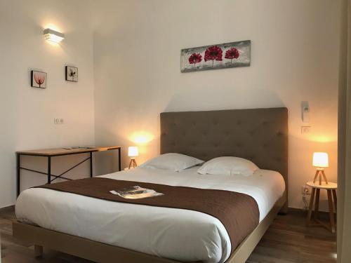 パトリモニオにあるA Funtana seccaのベッドルーム1室(大型ベッド1台、ランプ2つ付)