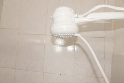 Bilik mandi di Hotel Pousada Farol da Praia