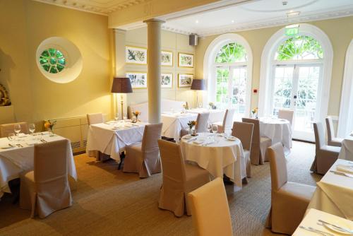 En restaurant eller et spisested på Cotswold House Hotel and Spa - "A Bespoke Hotel"