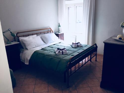 una camera da letto con un letto e due pantofole sopra di Casa Bertocco a Canale Monterano