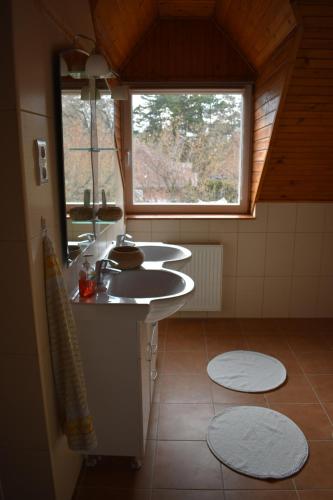 łazienka z 3 umywalkami i oknem w obiekcie Villa Lily w Zamárdi