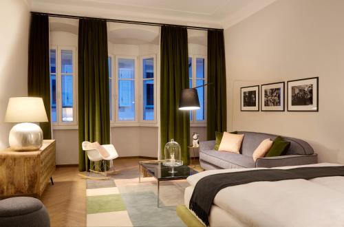une chambre d'hôtel avec un lit et un canapé dans l'établissement Arcade Apartments, à Bolzano