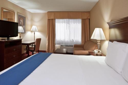 Habitación de hotel con cama grande y escritorio. en Holiday Inn Express Mt. Vernon, an IHG Hotel, en Mount Vernon