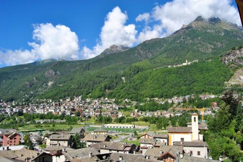 a small town in front of a mountain at Casa Vacanza La Rocca in Chiesa in Valmalenco