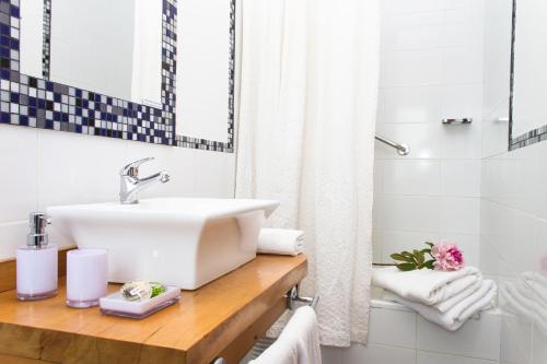a white bathroom with a sink and a shower at Casa Kalfu Hotel Boutique in Puerto Varas