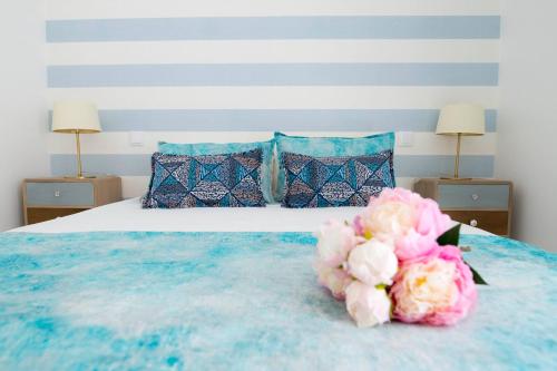 Un dormitorio con una cama con flores. en Casa do Calafate, en Nazaré