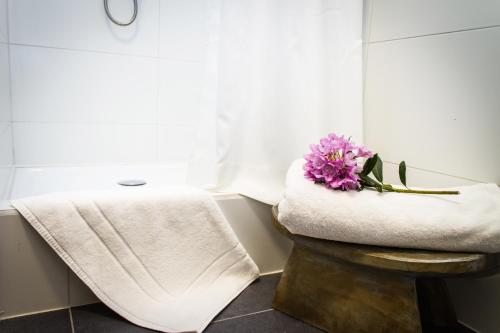 a bathroom with a toilet with a flower on it at Casa Kalfu Hotel Boutique in Puerto Varas