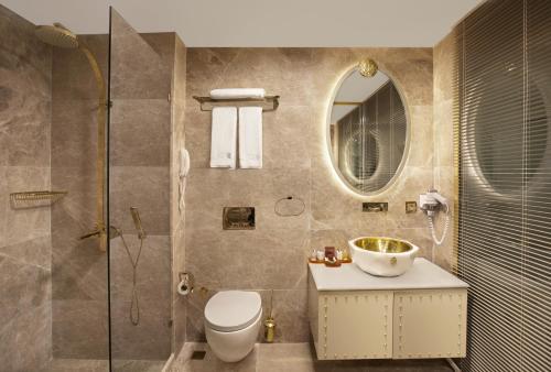 Koupelna v ubytování Sura Design Hotel & Suites