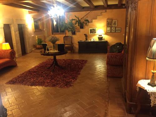 a living room with a table and a rug at Mas Vilosa Bed and Breakfast in Corsá