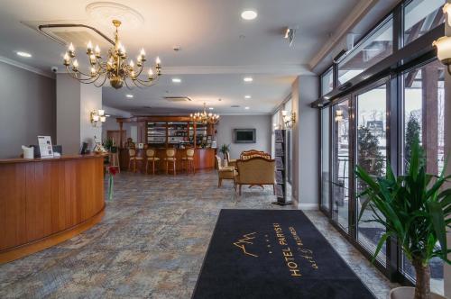 a lobby with a waiting area and a salon at Hotel Paryski Art & Business Zakopane - Basen Jacuzzi Sauna Małpi Gaj in Zakopane