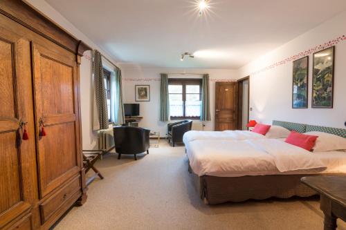 a hotel room with two beds and a desk at Hotel Troopeird in Kortrijk