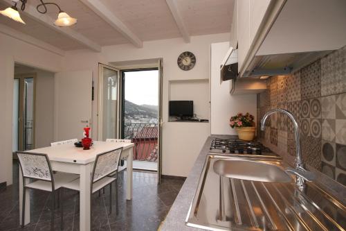 una cocina con fregadero y encimera en Casa Adriana, en Cefalú