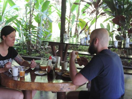 Drinks på Cataratas Bijagua Lodge, incluye tour autoguiado Bijagua Waterfalls Hike
