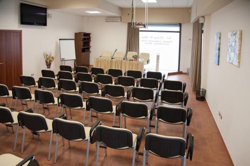 a room with rows of chairs in a classroom at Le Giare B&B in Riposto