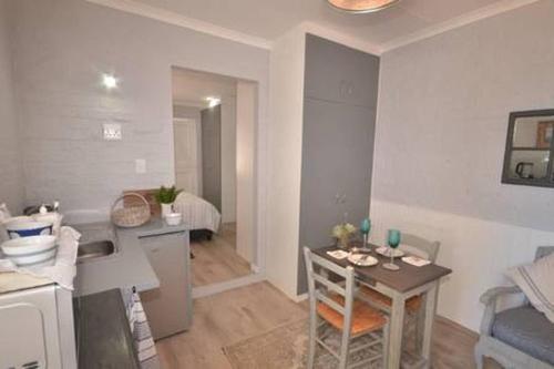 Kuchyň nebo kuchyňský kout v ubytování Wavey Beach Room
