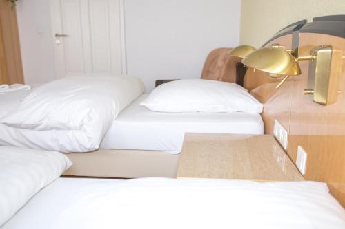 
Uma cama ou camas num quarto em Pension Tokus
