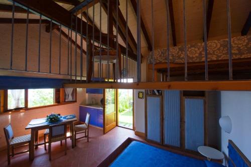 Zimmer mit einem Esstisch und einem Etagenbett in der Unterkunft Agriturismo Natta Di Monte Tabor in Celle Ligure